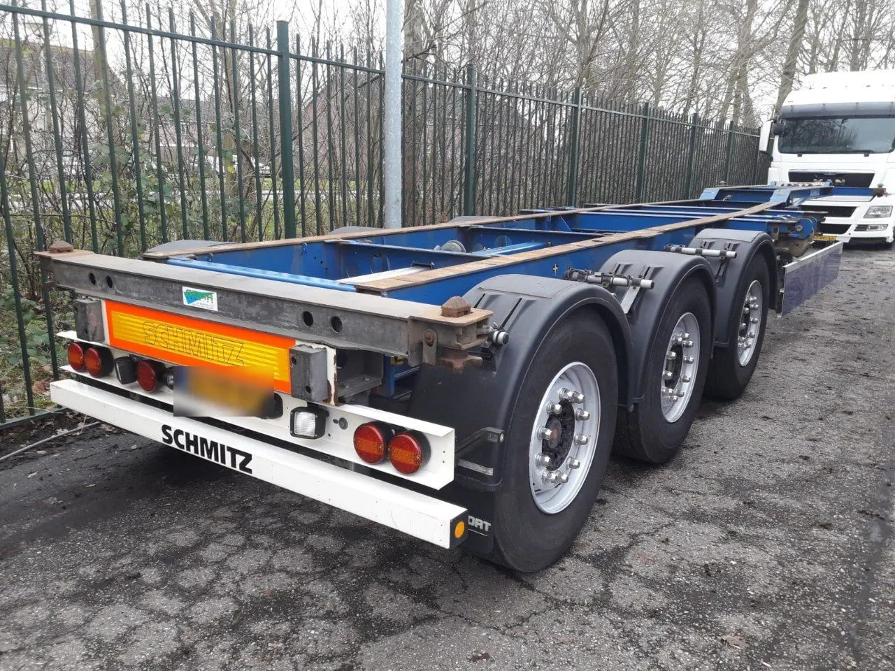 Rear of a Schmitz tri-axle container chassis