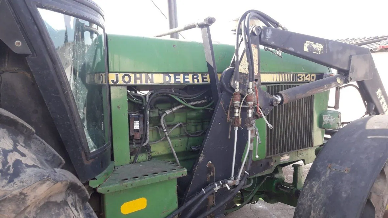 John Deere 3140 tractor with front loader